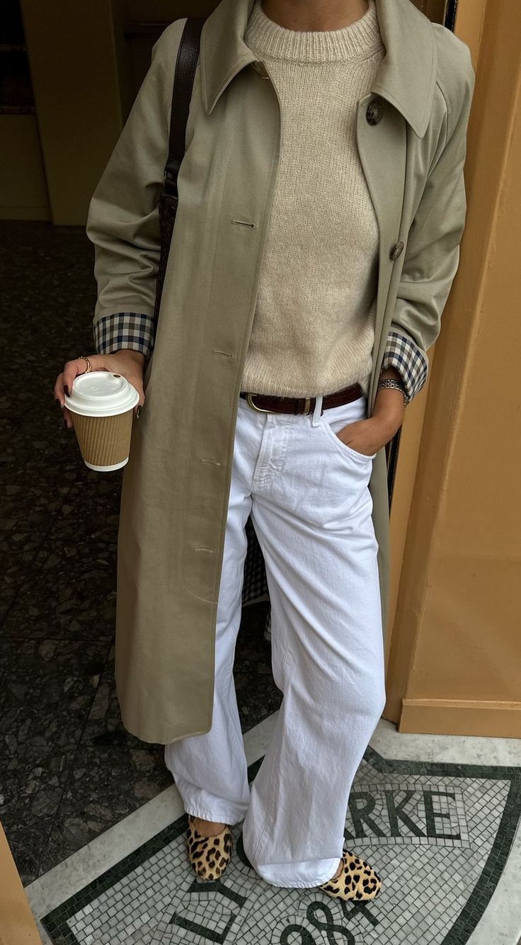 Klassischer langer zweireihiger Trenchcoat