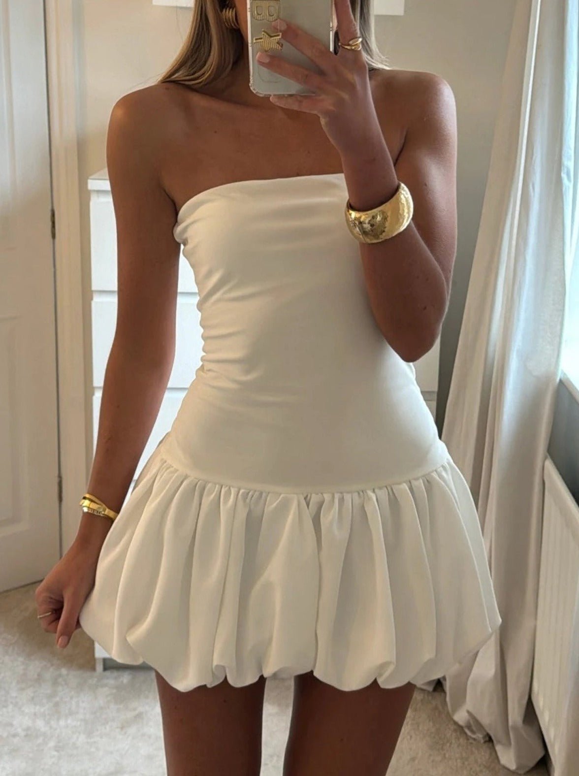 Angela – Trägerloses Kleid mit tiefer Taille und Ballonsaum