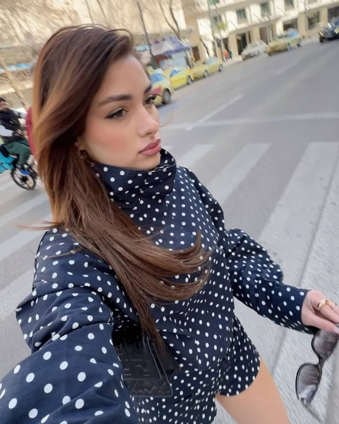 Annie – Taillierte Jacke mit Punkten