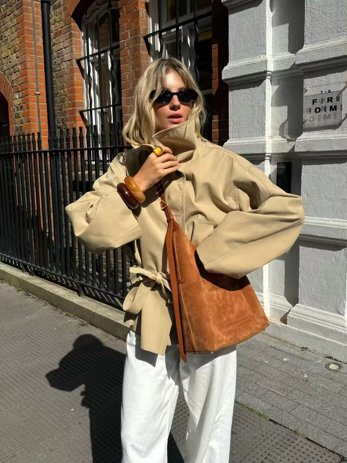 Asymmetrischer Trenchcoat mit Knopfleiste und Gürtel