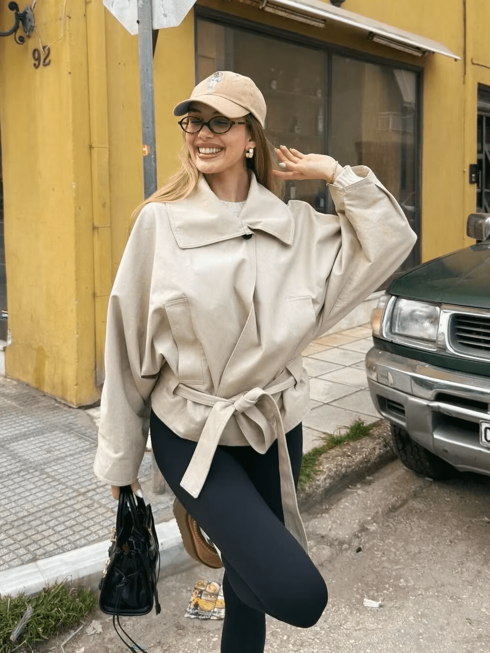 Asymmetrischer Trenchcoat mit Knopfleiste und Gürtel
