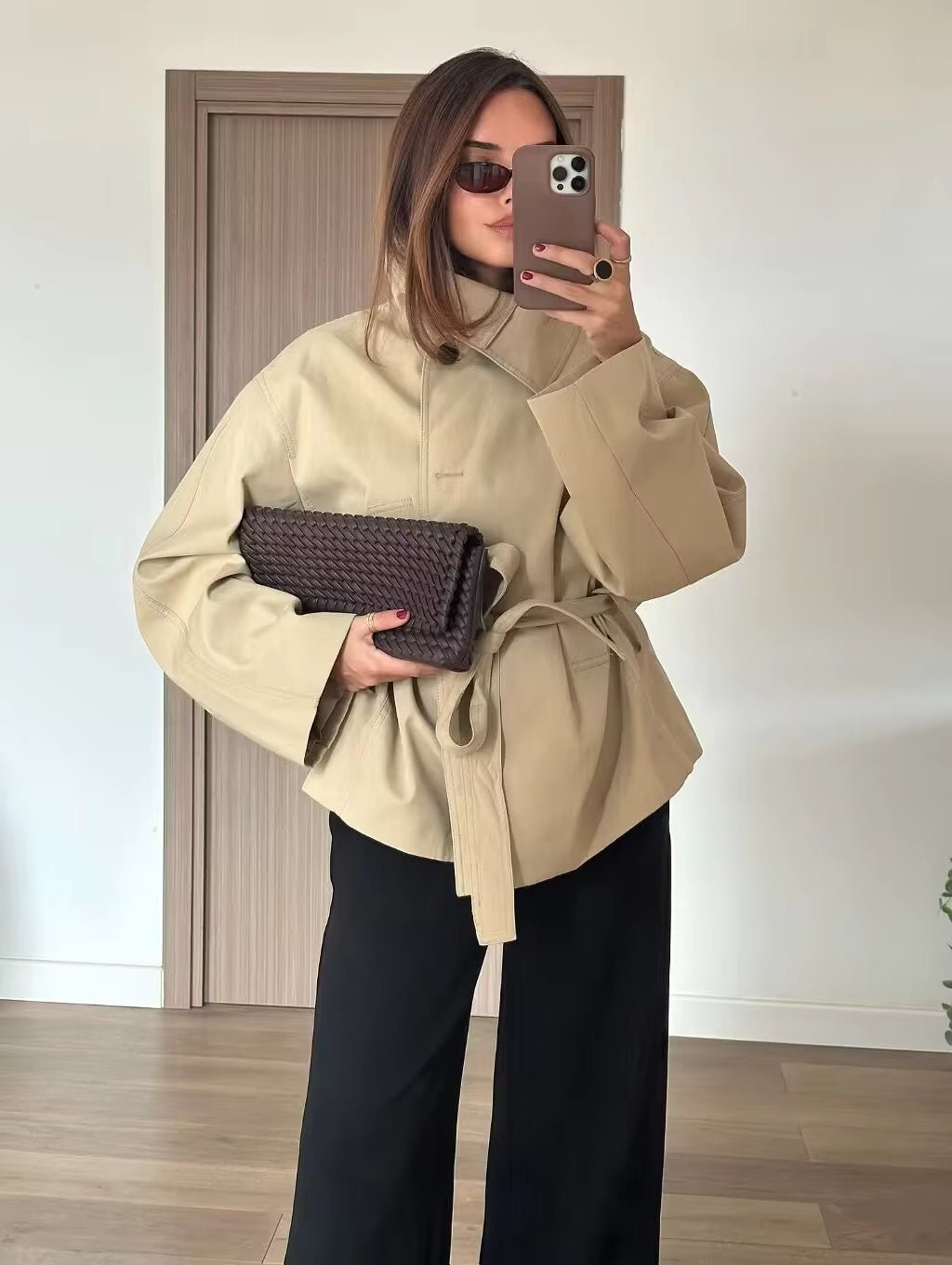 Asymmetrischer Trenchcoat mit Knopfleiste und Gürtel