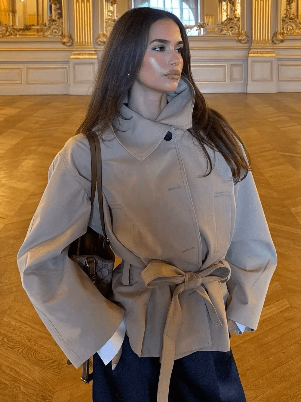 Asymmetrischer Trenchcoat mit Knopfleiste und Gürtel
