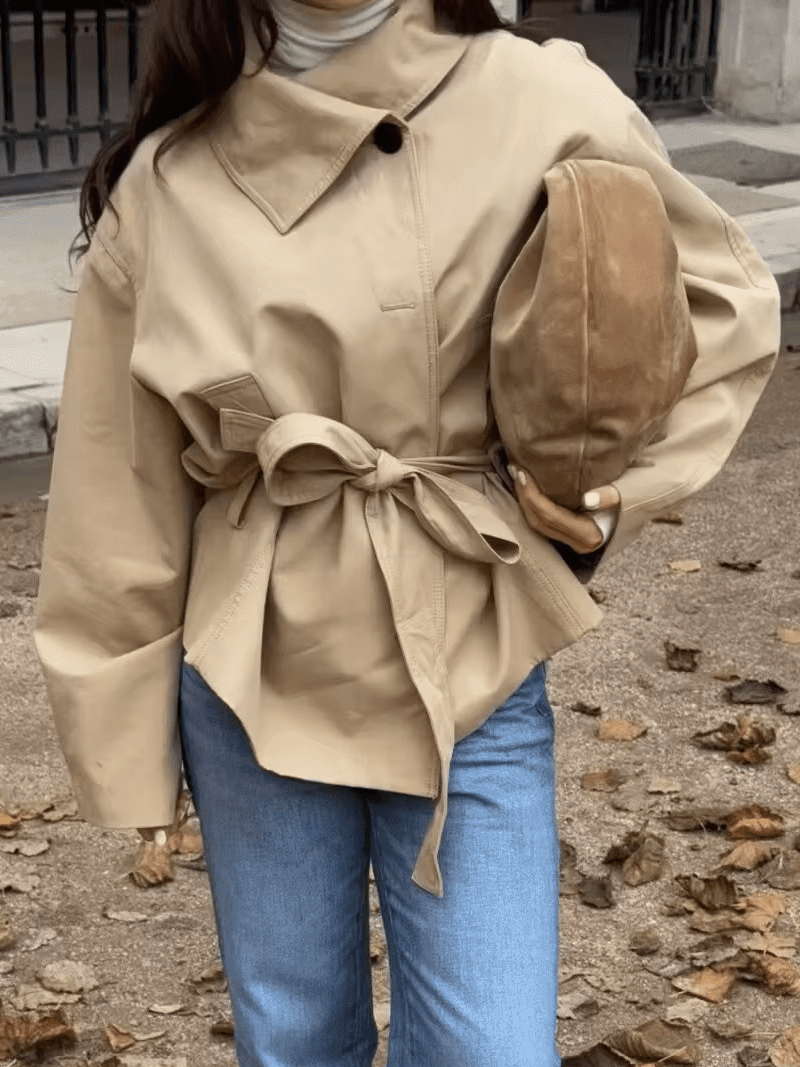 Asymmetrischer Trenchcoat mit Knopfleiste und Gürtel