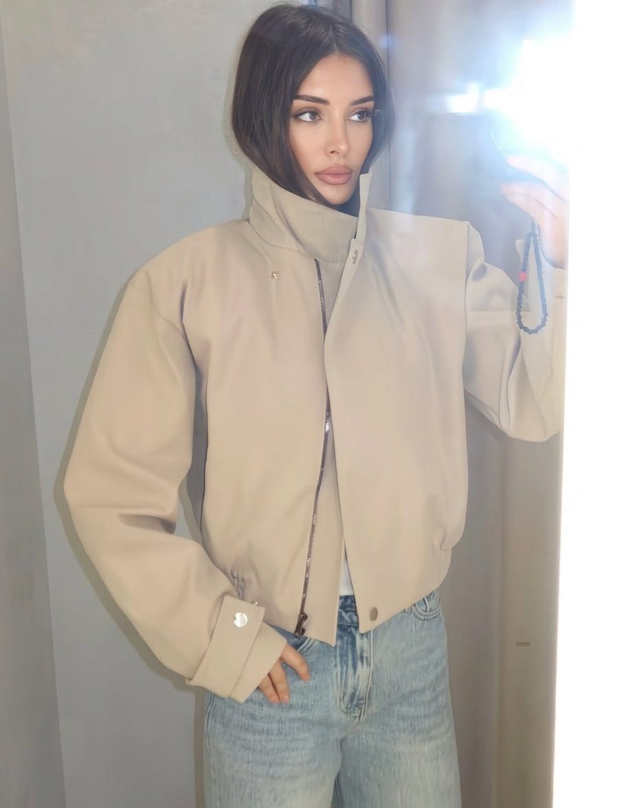 Jacke mit asymmetrischem Reißverschluss und hohem Kragen