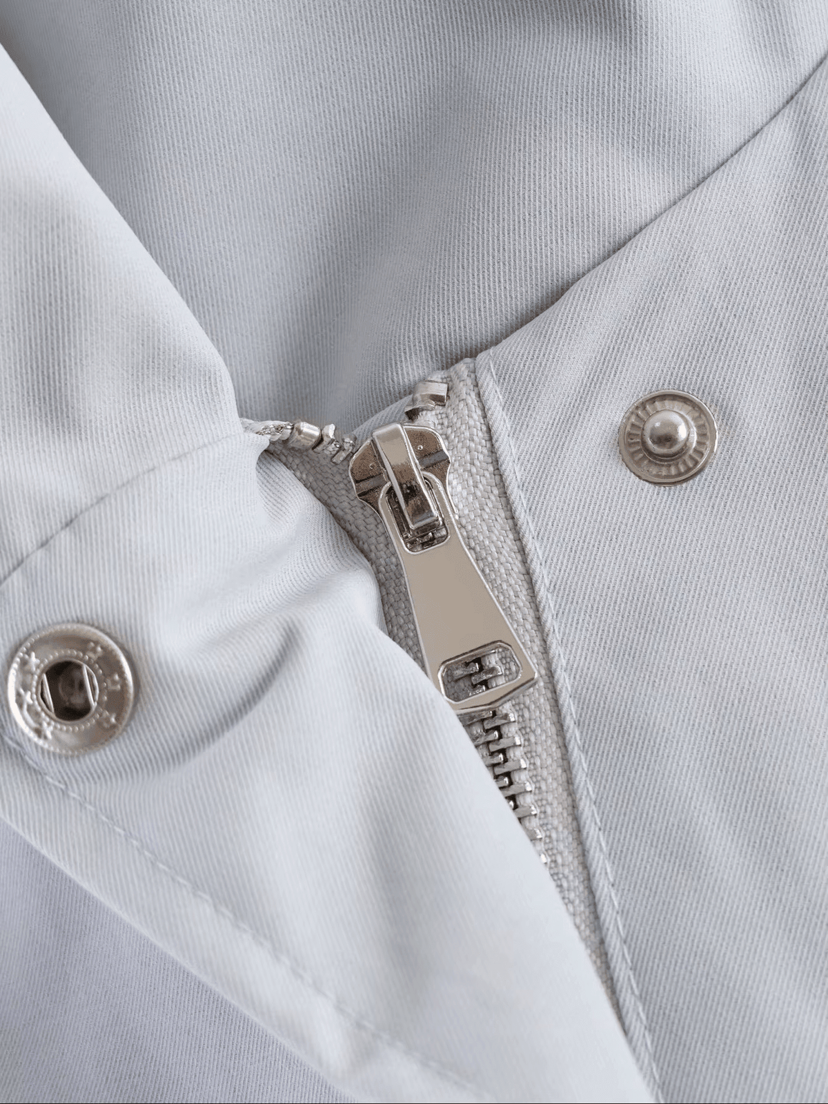 Jacke mit asymmetrischem Reißverschluss und hohem Kragen