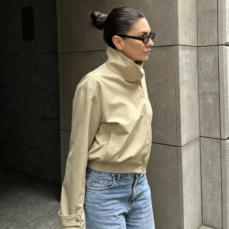 Jacke mit asymmetrischem Reißverschluss und hohem Kragen