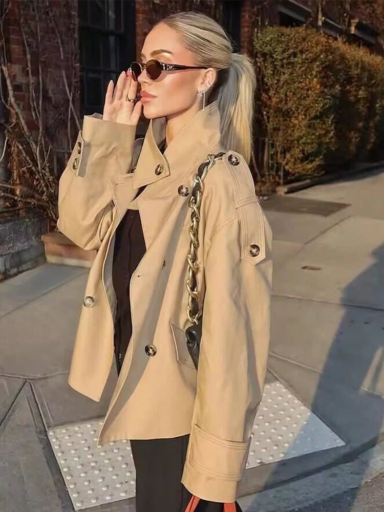 Beiger zweireihiger Trenchcoat