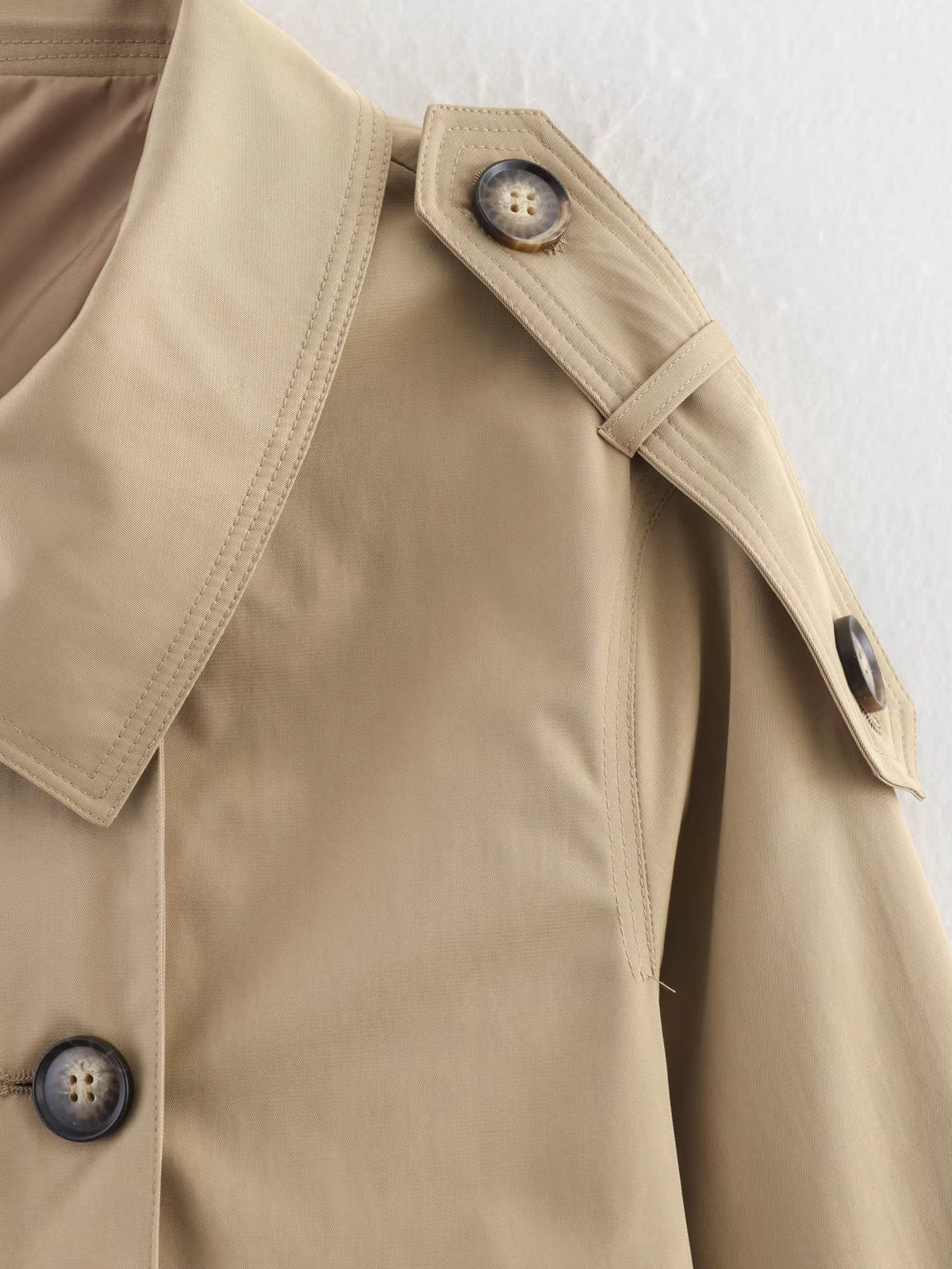 Beiger zweireihiger Trenchcoat