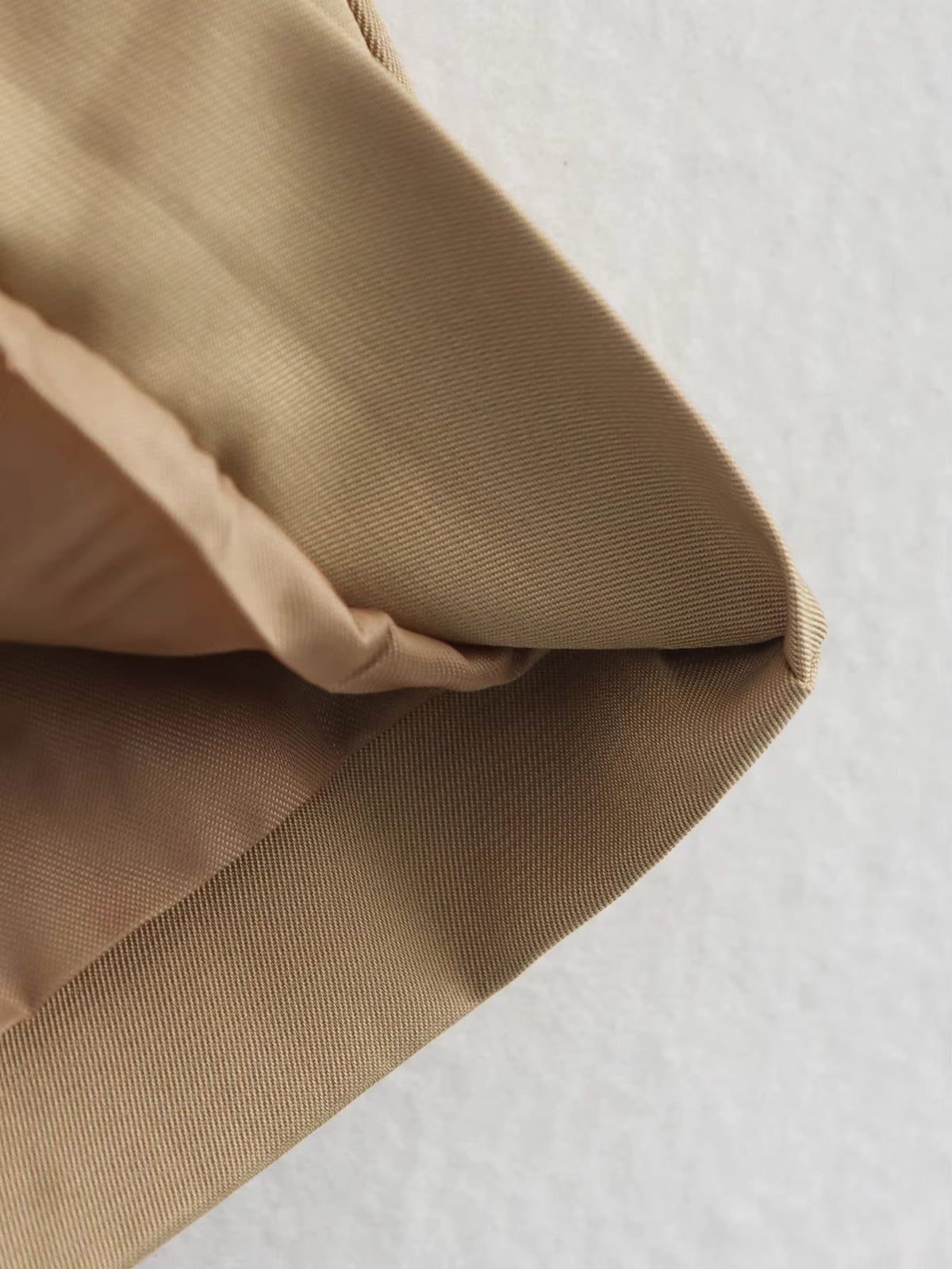 Beiger zweireihiger Trenchcoat