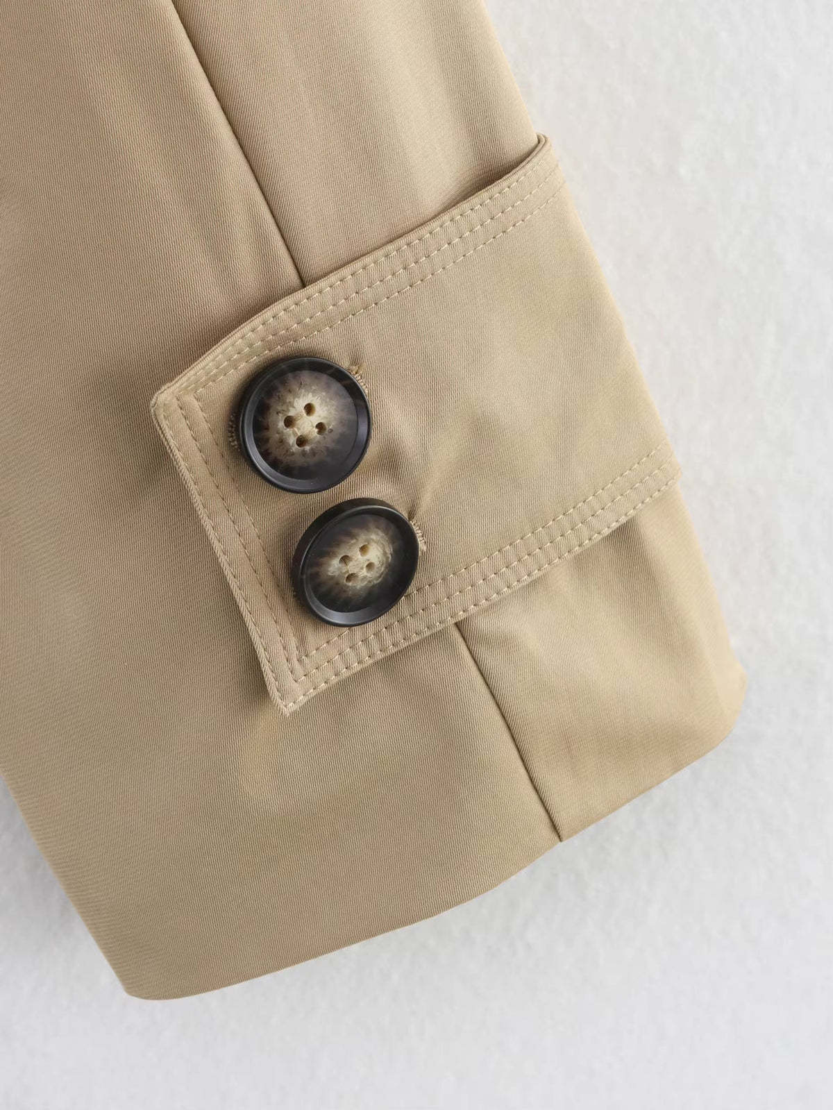 Beiger zweireihiger Trenchcoat