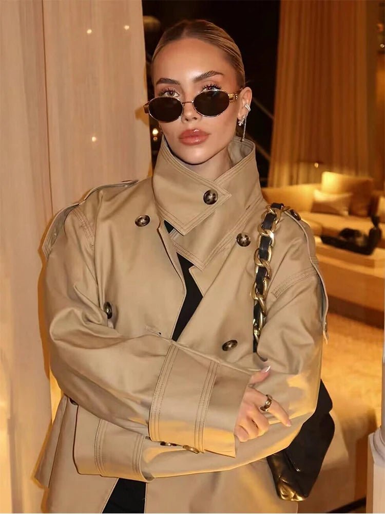Beiger zweireihiger Trenchcoat