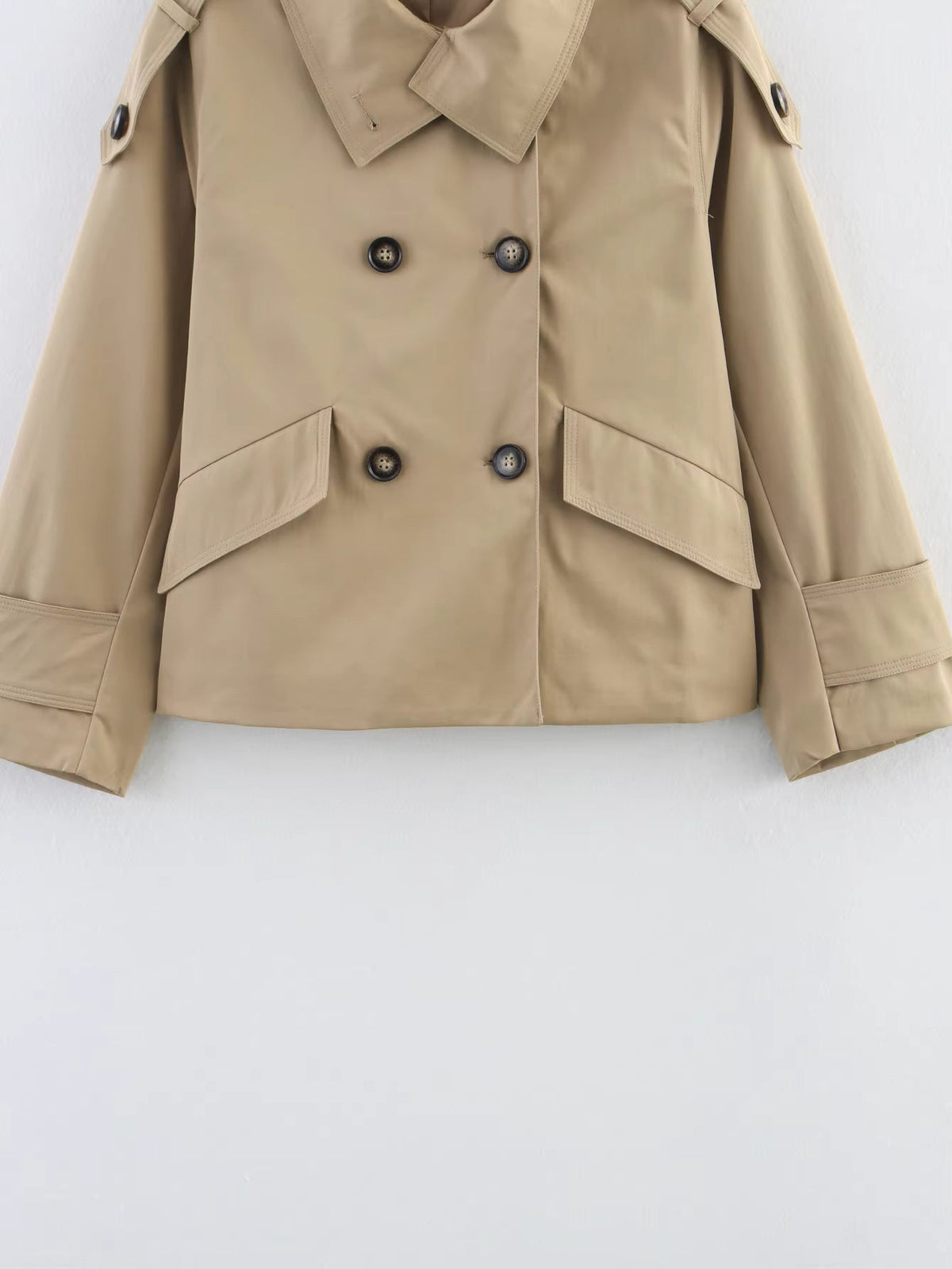 Beiger zweireihiger Trenchcoat