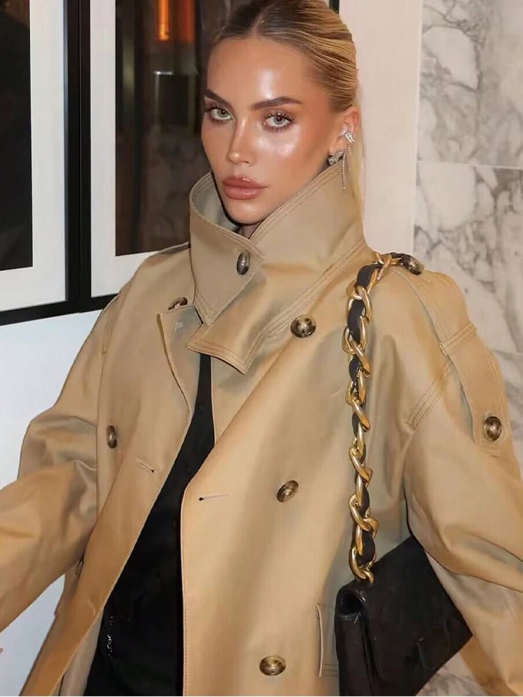 Beiger zweireihiger Trenchcoat