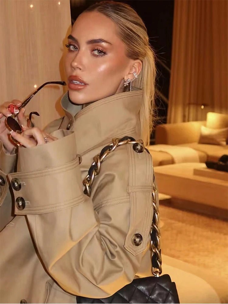 Beiger zweireihiger Trenchcoat