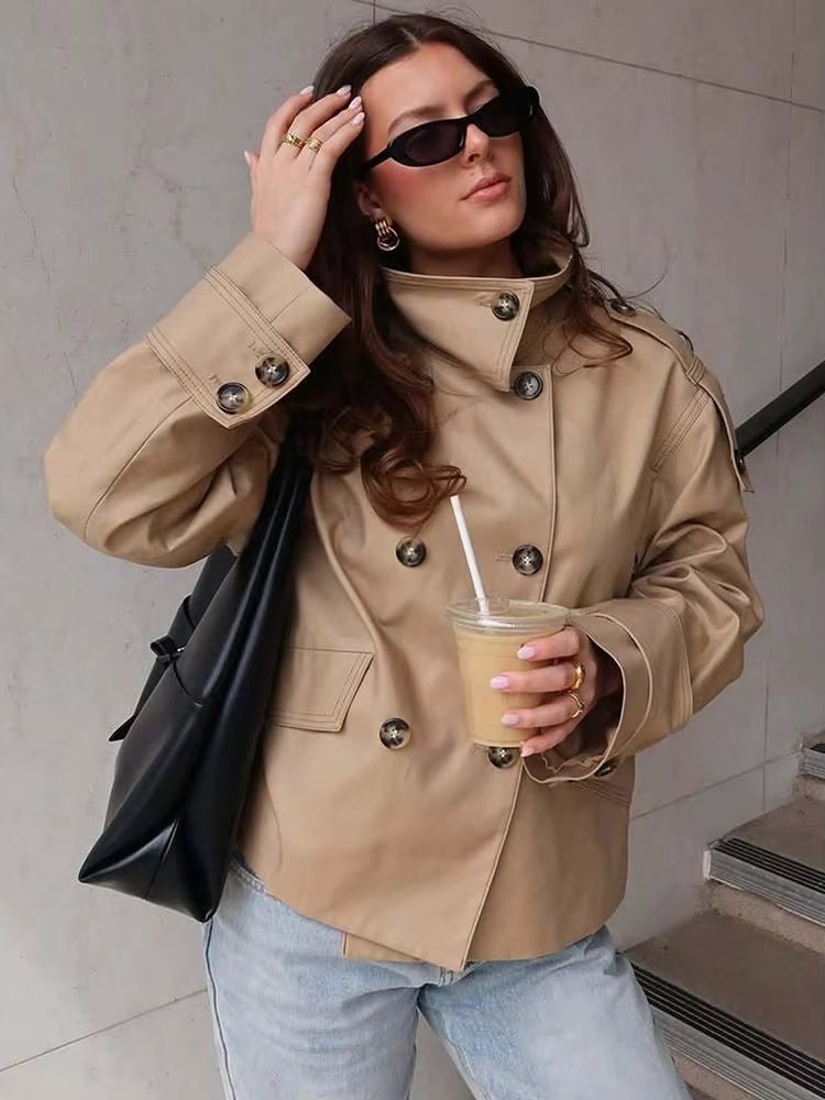 Beiger zweireihiger Trenchcoat