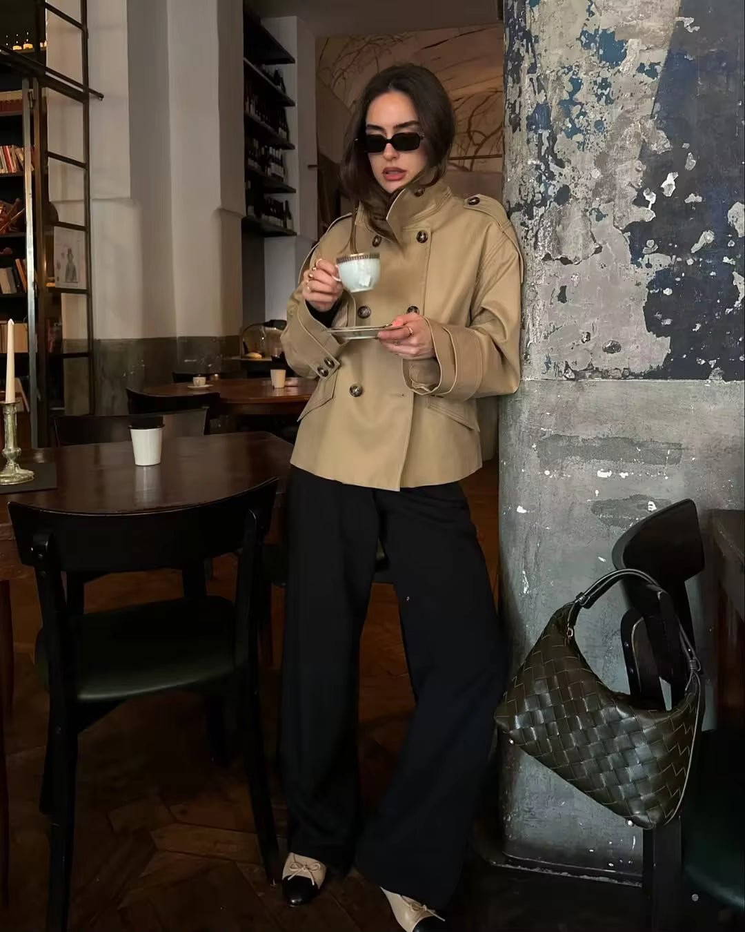 Beiger zweireihiger Trenchcoat