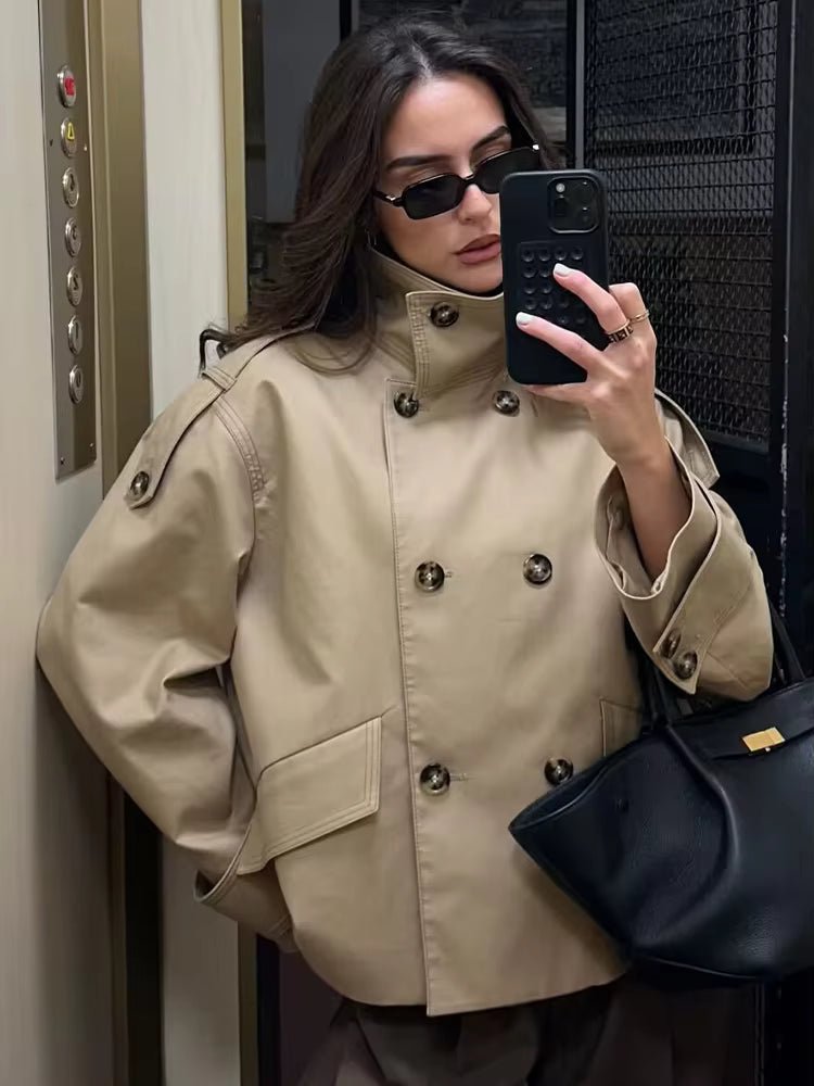 Beiger zweireihiger Trenchcoat