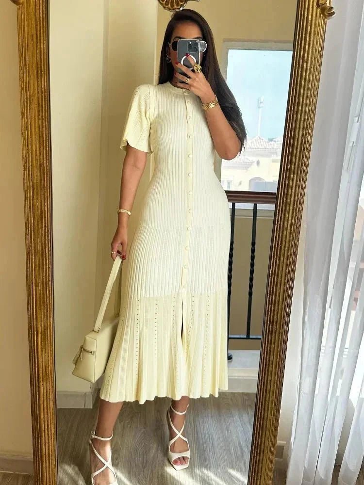 Adelin – Plissiertes Strick-Midikleid mit Glockenärmeln