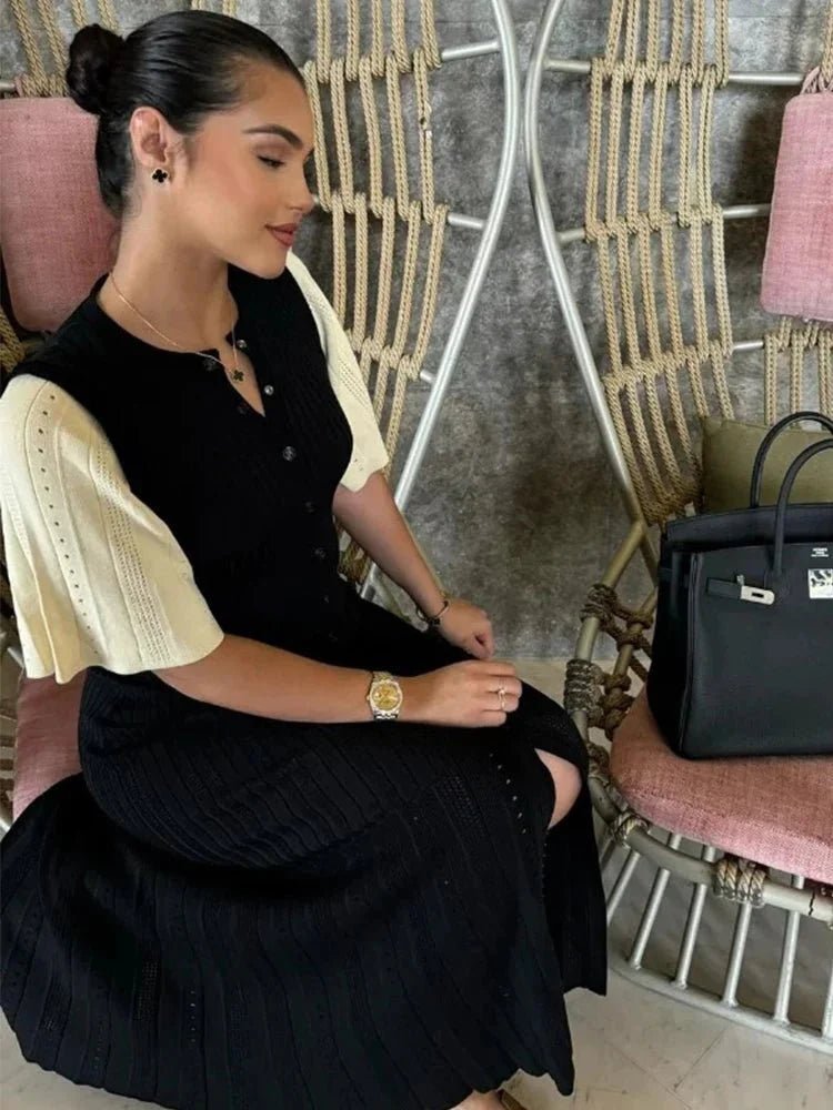 Adelin – Plissiertes Strick-Midikleid mit Glockenärmeln