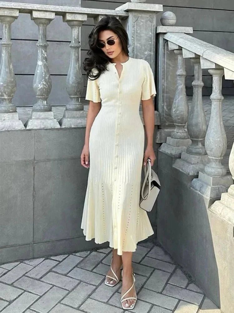 Adelin – Plissiertes Strick-Midikleid mit Glockenärmeln