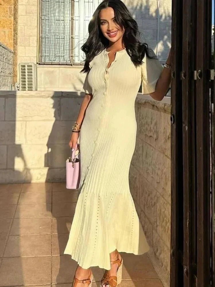 Adelin – Plissiertes Strick-Midikleid mit Glockenärmeln