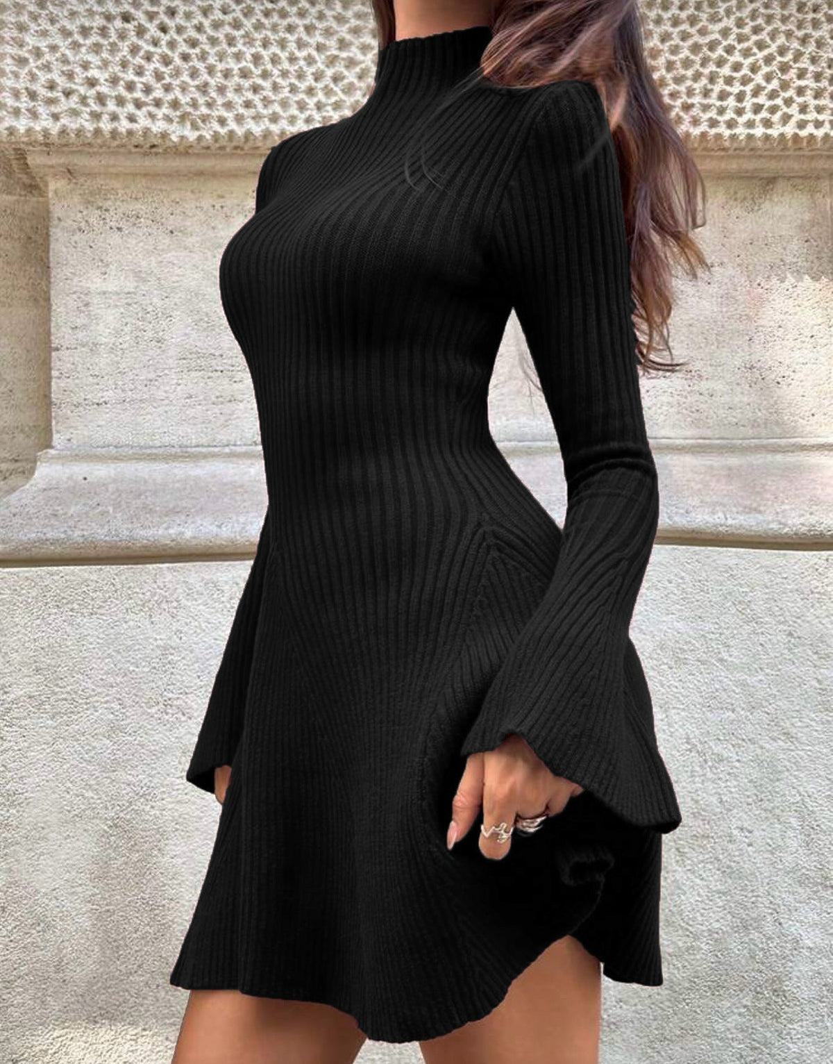 Glockenärmel-Strickkleid aus Rippstrick
