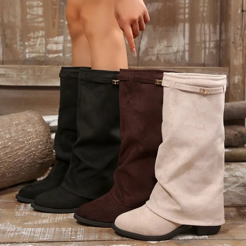 Kniehohe Stiefel aus Wildlederimitat mit Gürtelschnalle
