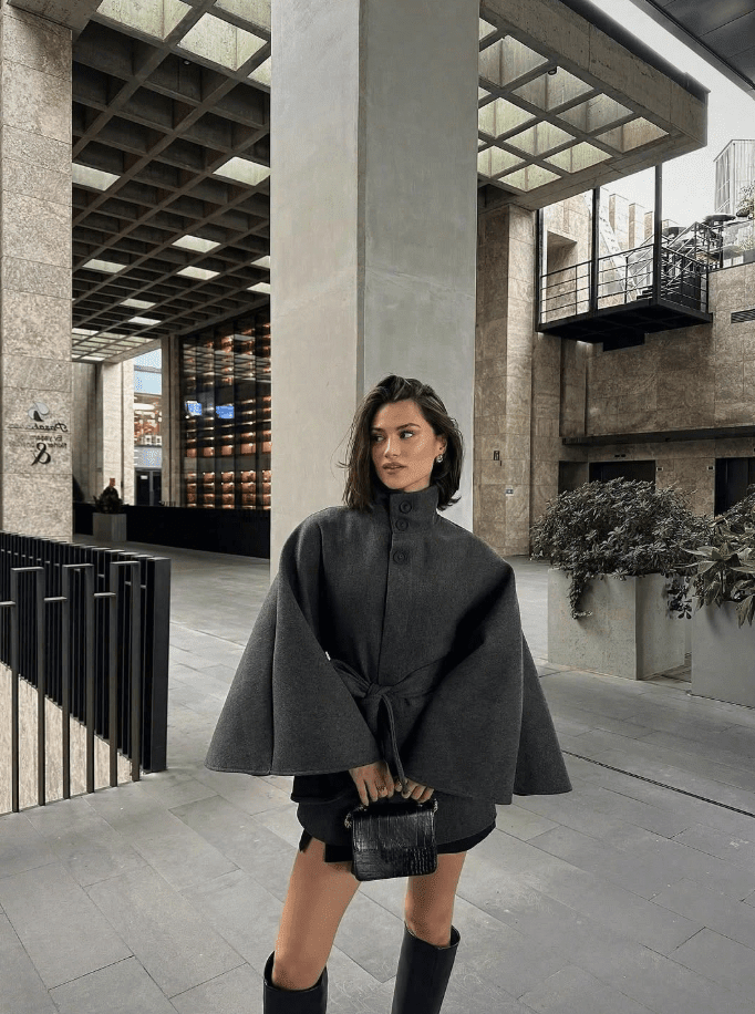 Cape-Jacke mit hohem Kragen und Gürtel