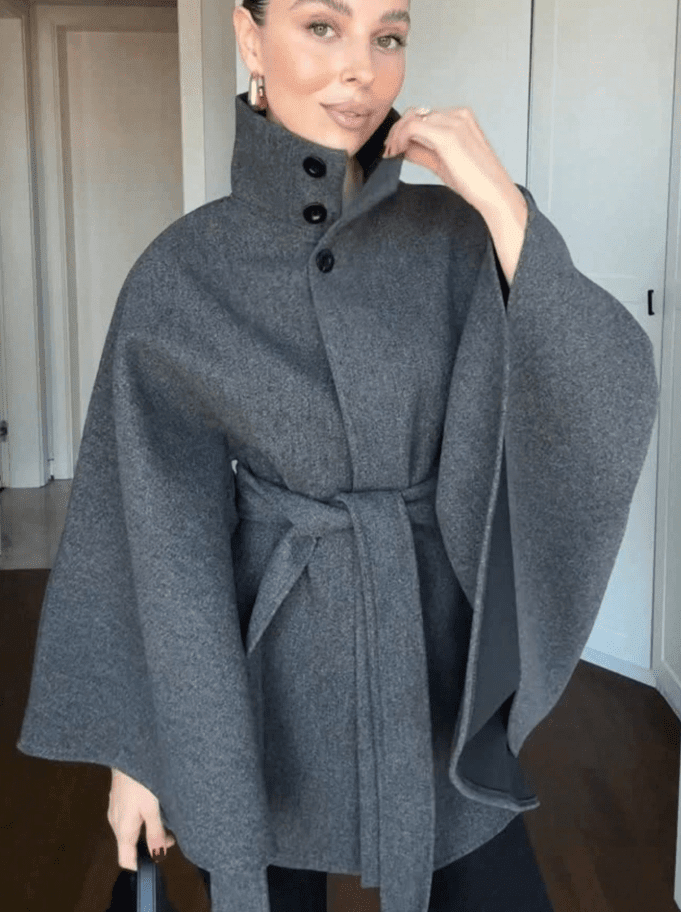 Cape-Jacke mit hohem Kragen und Gürtel