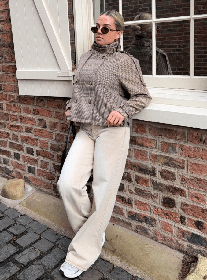 Karierter Mantel mit hohem Kragen und Gürtel
