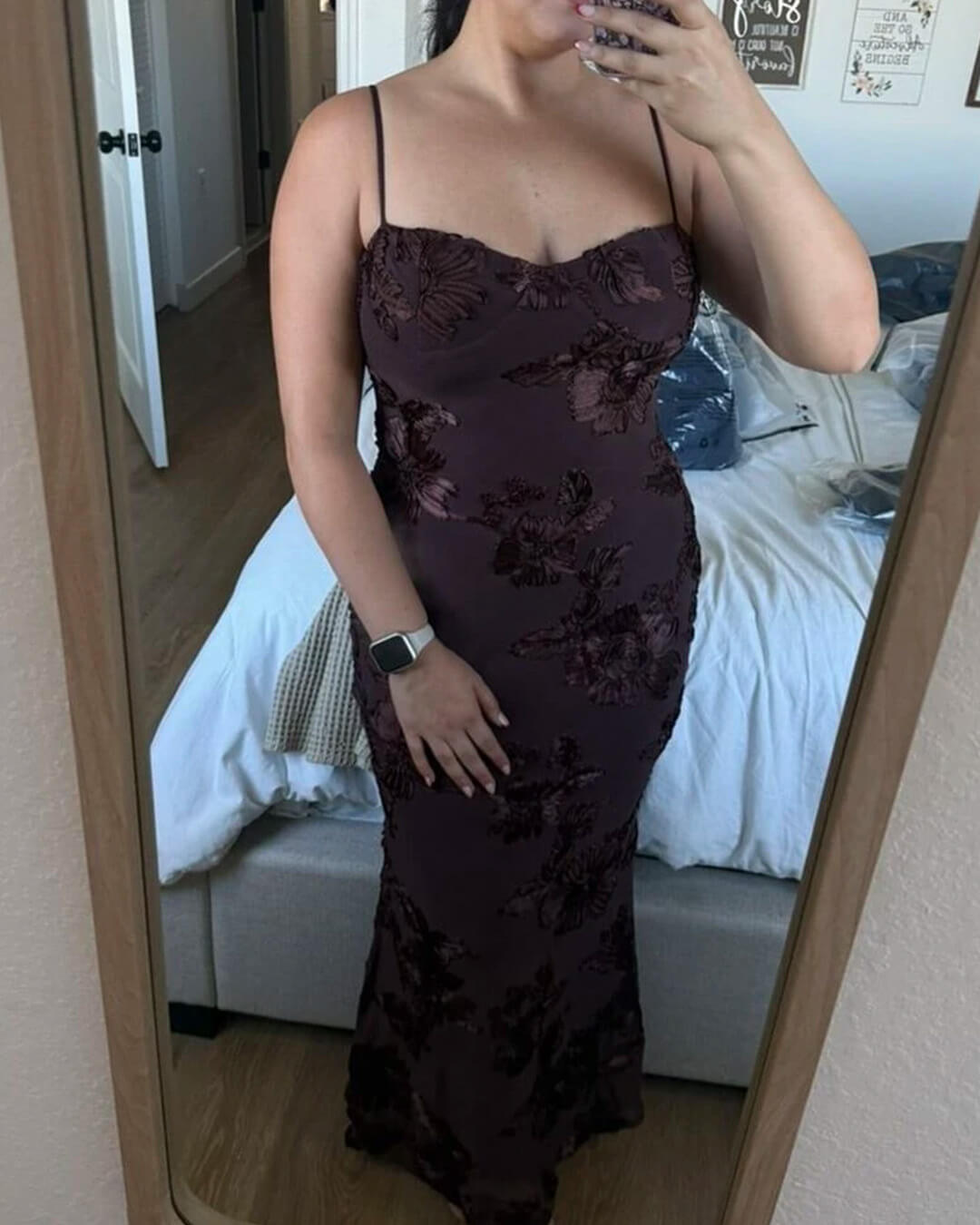 Figurbetontes Abendkleid mit Applikationen und Schnürung am Rücken