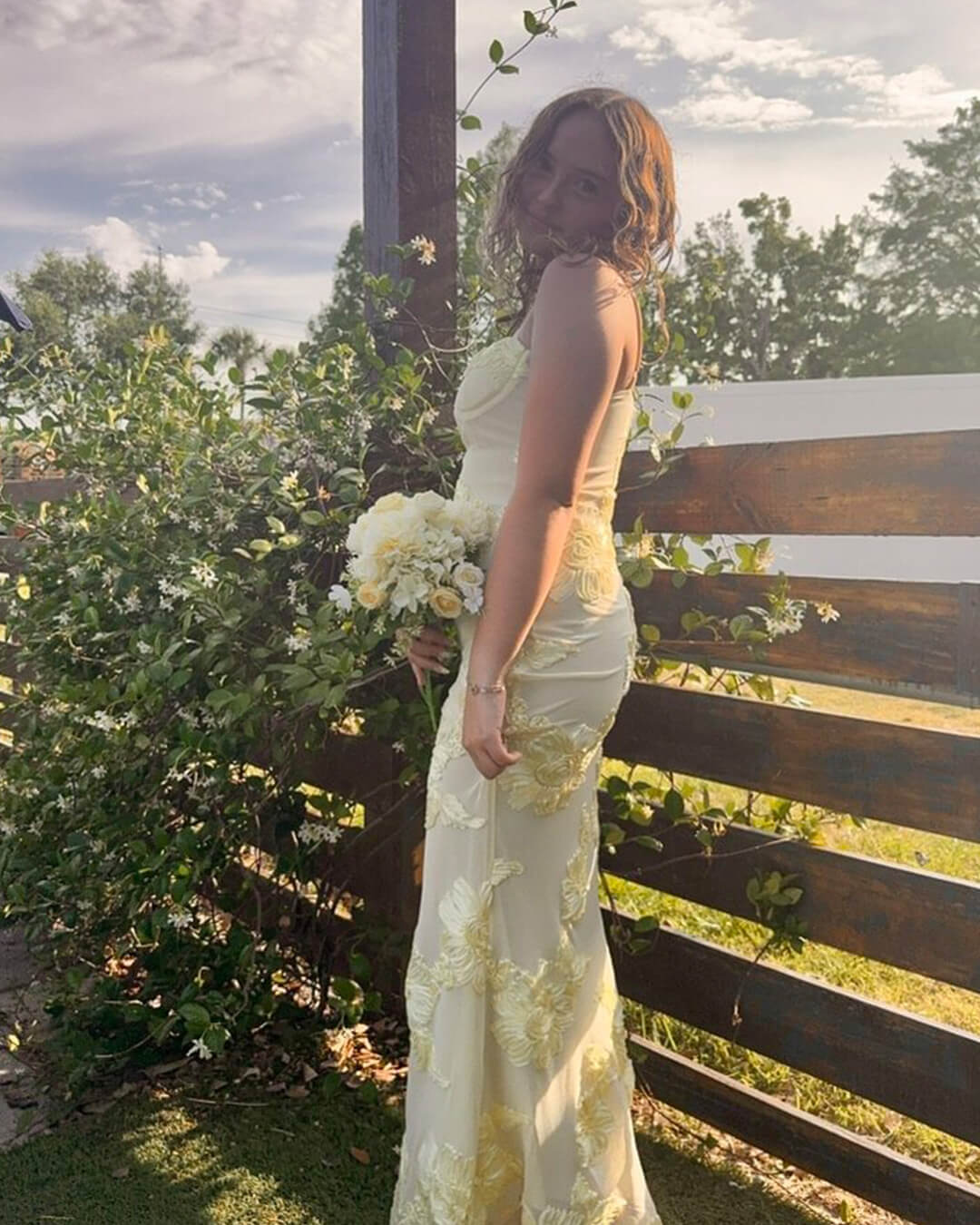 Figurbetontes Abendkleid mit Applikationen und Schnürung am Rücken
