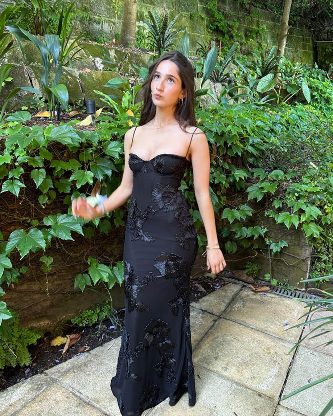 Figurbetontes Abendkleid mit Applikationen und Schnürung am Rücken