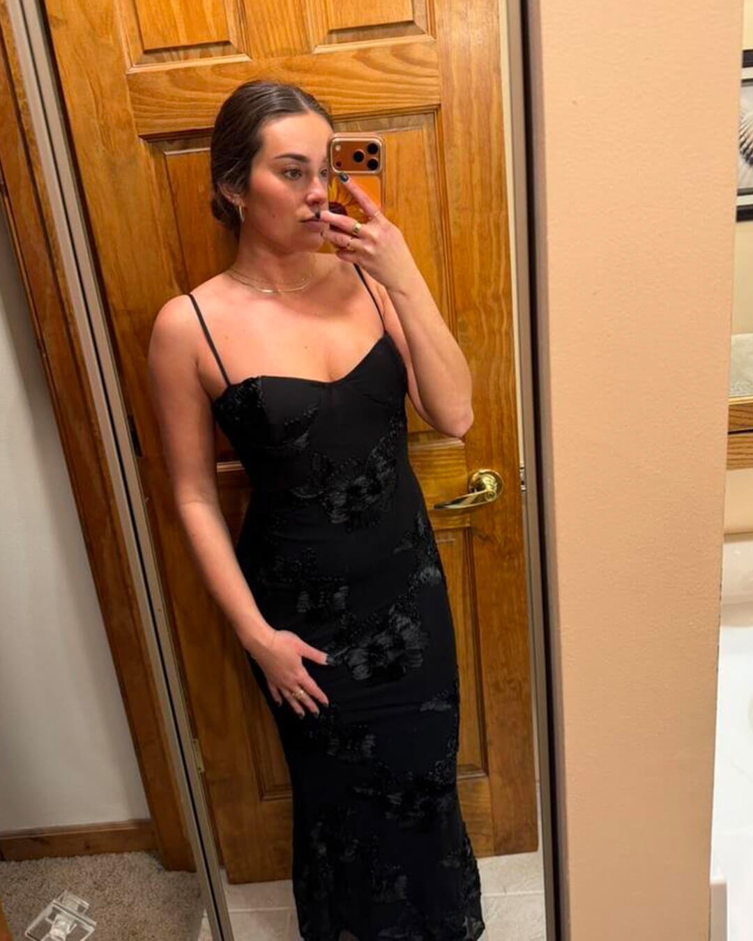 Figurbetontes Abendkleid mit Applikationen und Schnürung am Rücken