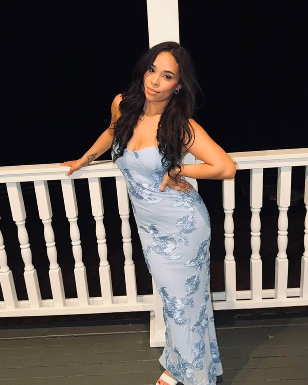 Figurbetontes Abendkleid mit Applikationen und Schnürung am Rücken