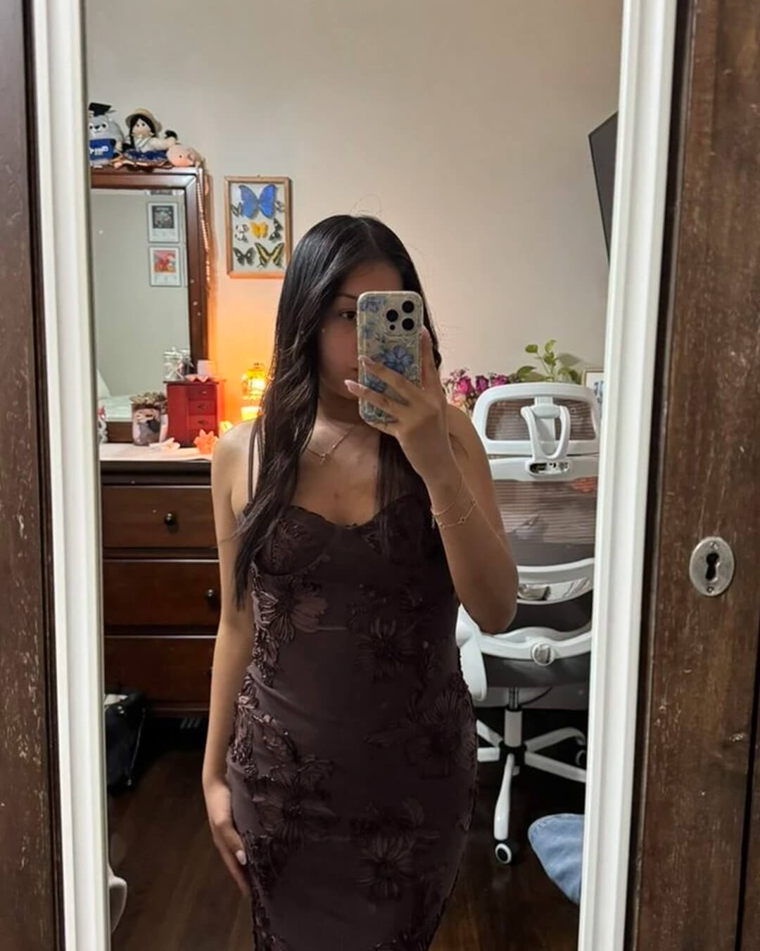 Figurbetontes Abendkleid mit Applikationen und Schnürung am Rücken