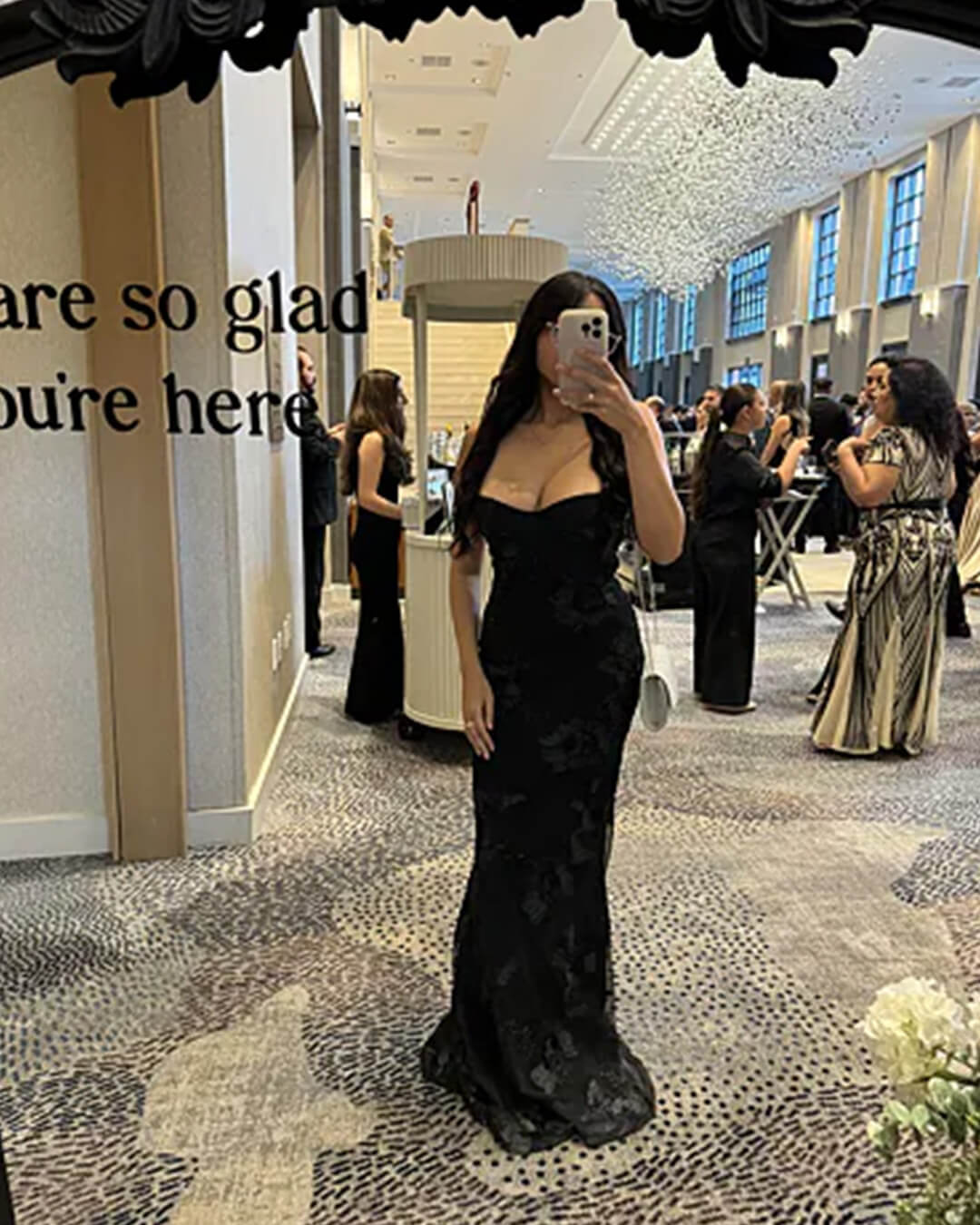 Figurbetontes Abendkleid mit Applikationen und Schnürung am Rücken