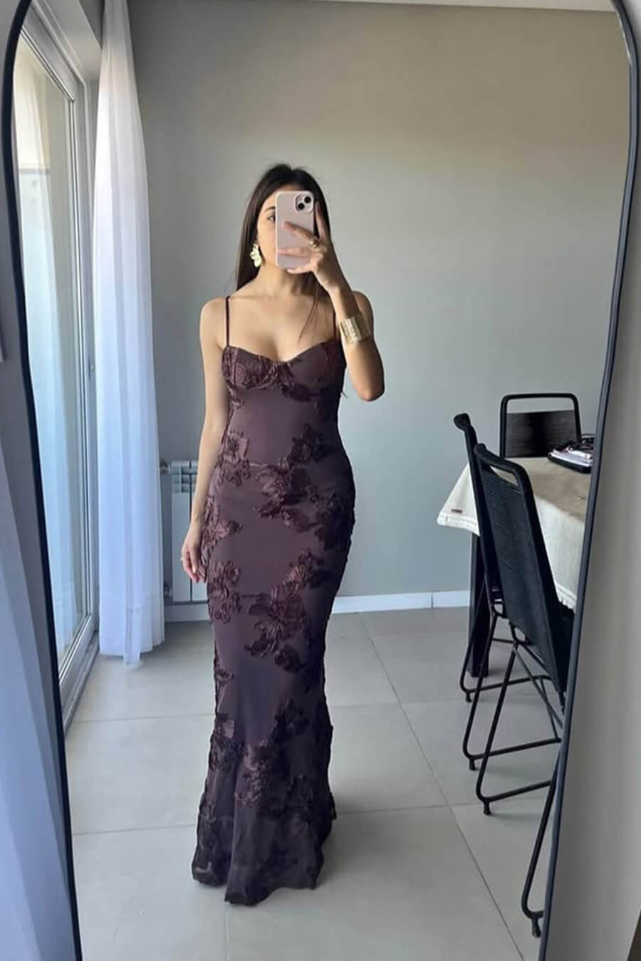 Figurbetontes Abendkleid mit Applikationen und Schnürung am Rücken