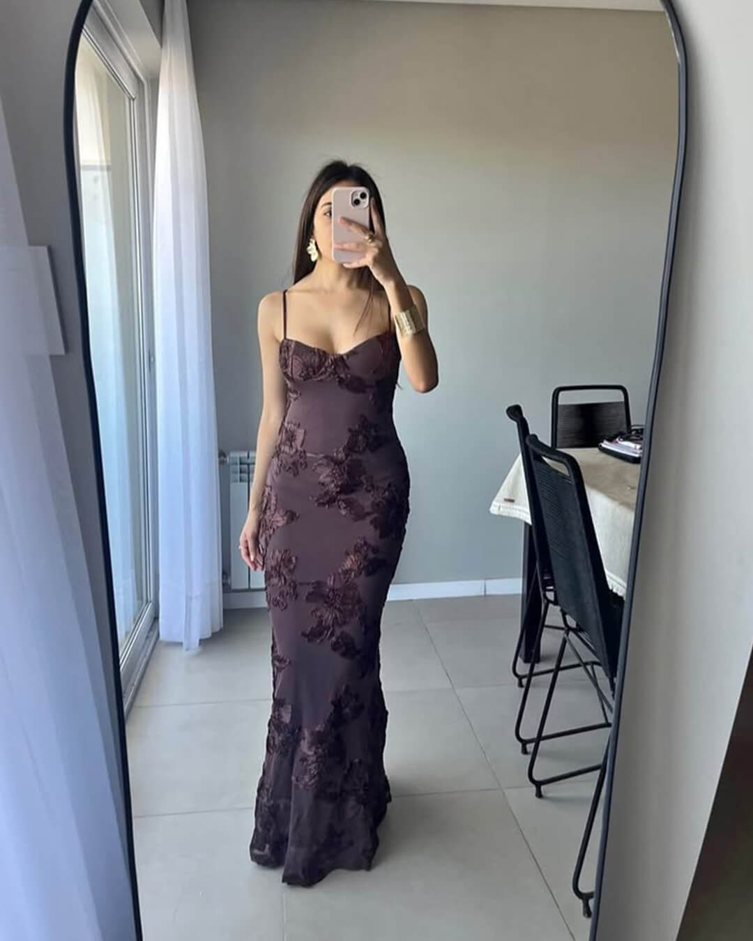 Figurbetontes Abendkleid mit Applikationen und Schnürung am Rücken