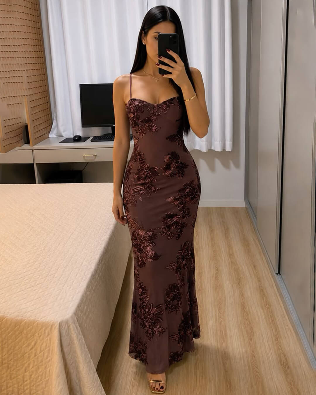 Figurbetontes Abendkleid mit Applikationen und Schnürung am Rücken