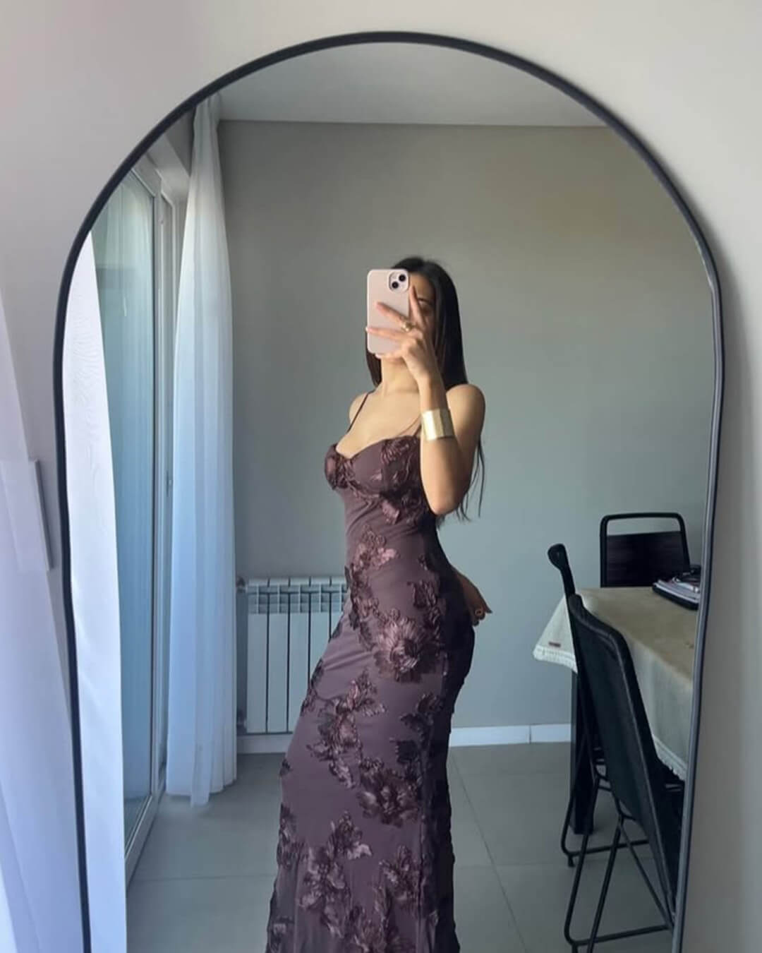 Figurbetontes Abendkleid mit Applikationen und Schnürung am Rücken