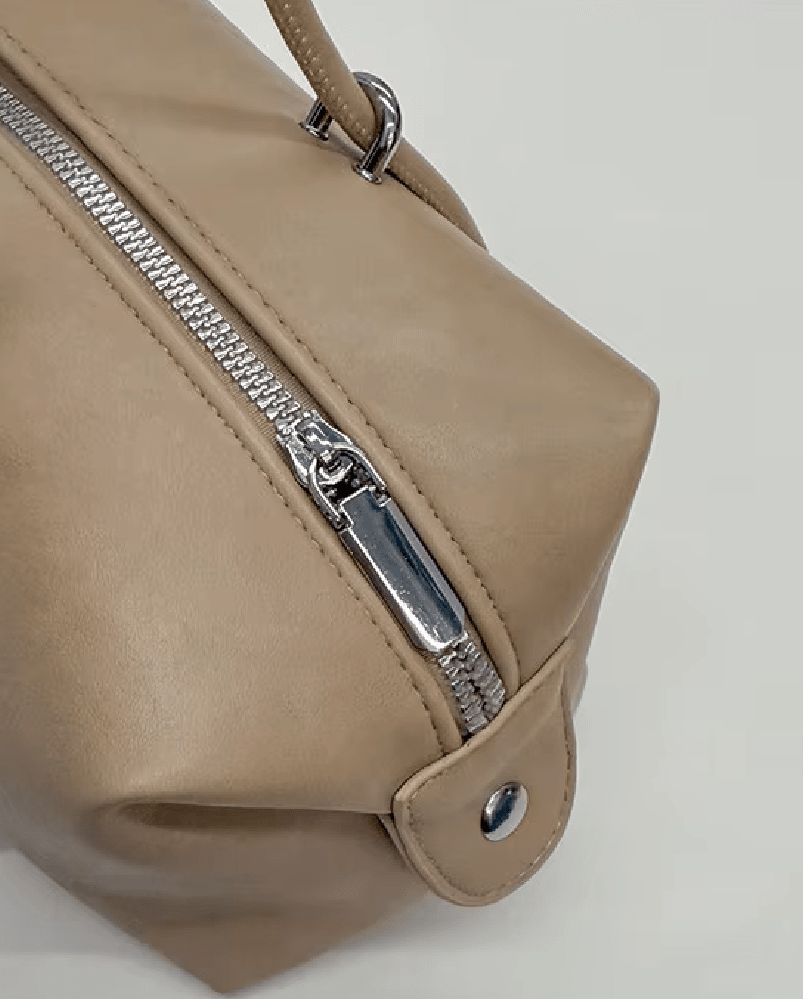 Boston-Schultertasche aus Kunstleder in Kissenform