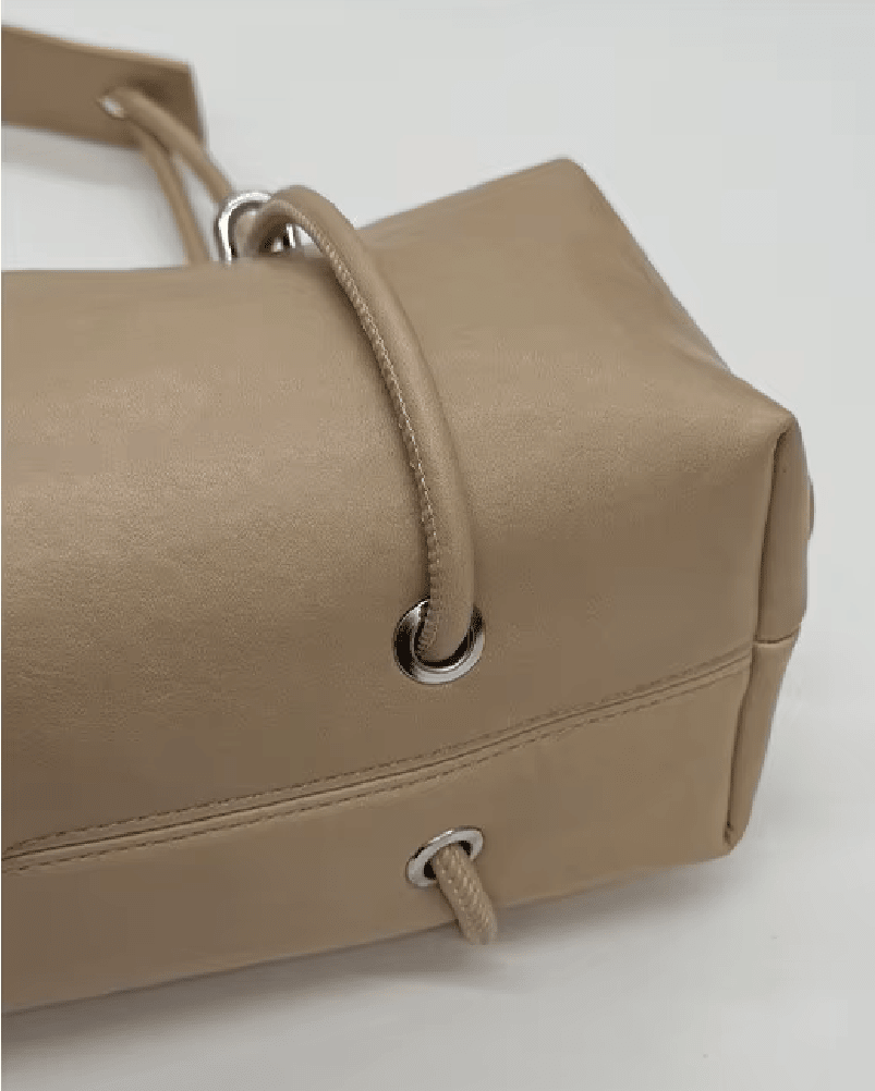 Boston-Schultertasche aus Kunstleder in Kissenform