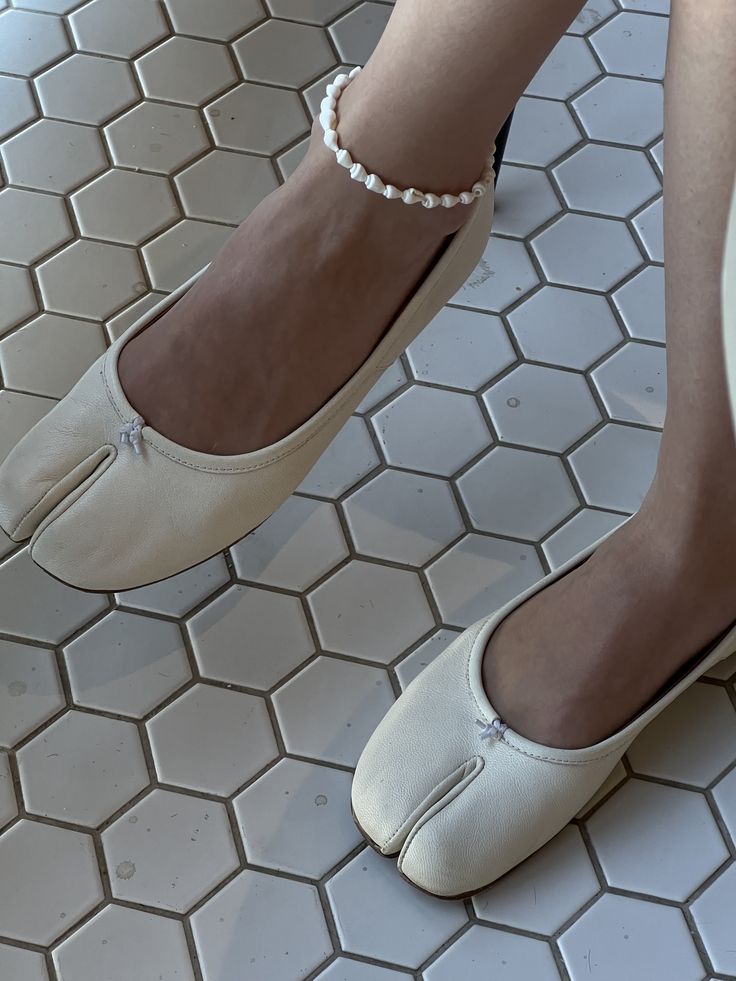 Adelisa – Schleifen-Front Split-Toe Ballerinas