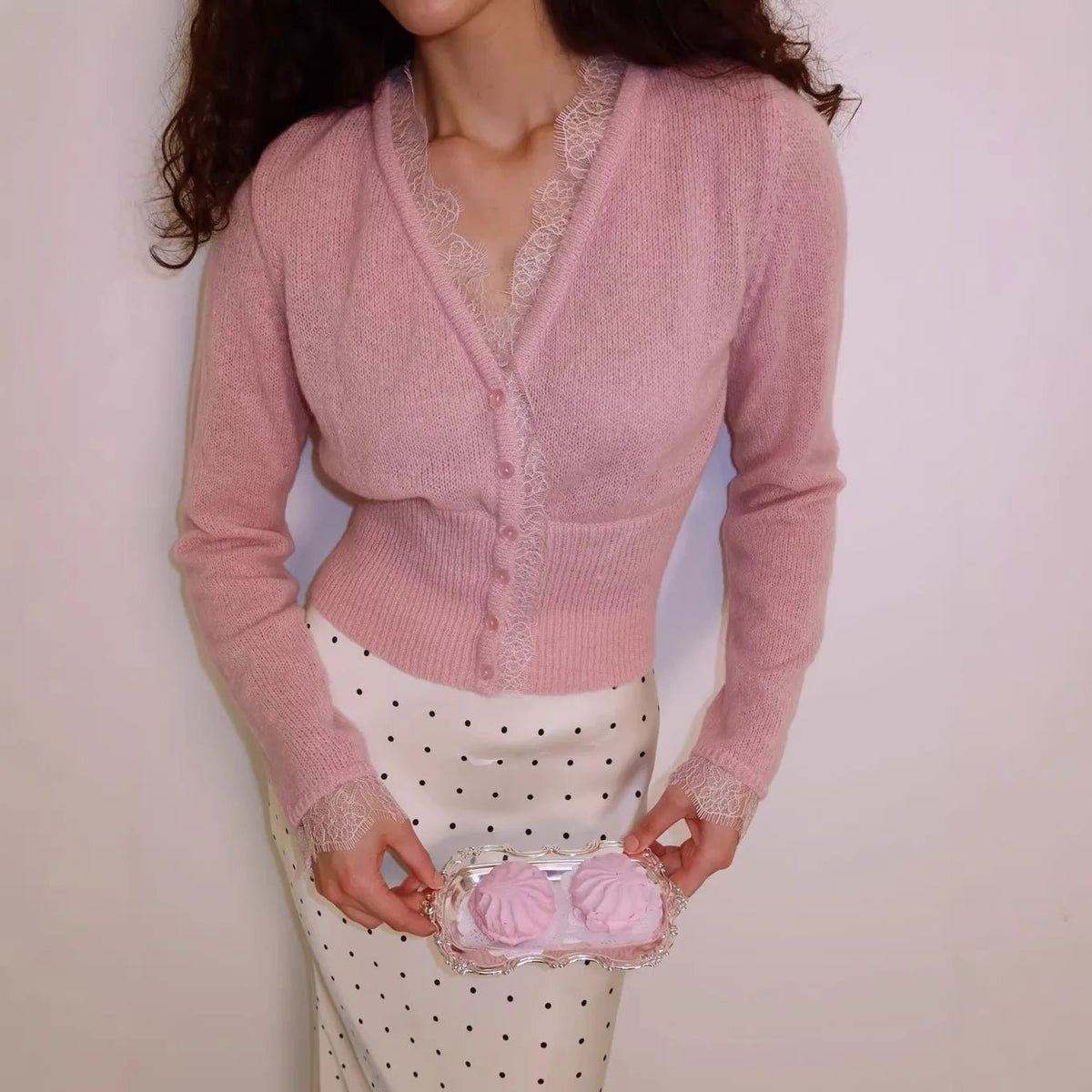 Knöpfbarer Cardigan mit V-Ausschnitt und Spitzenbesatz