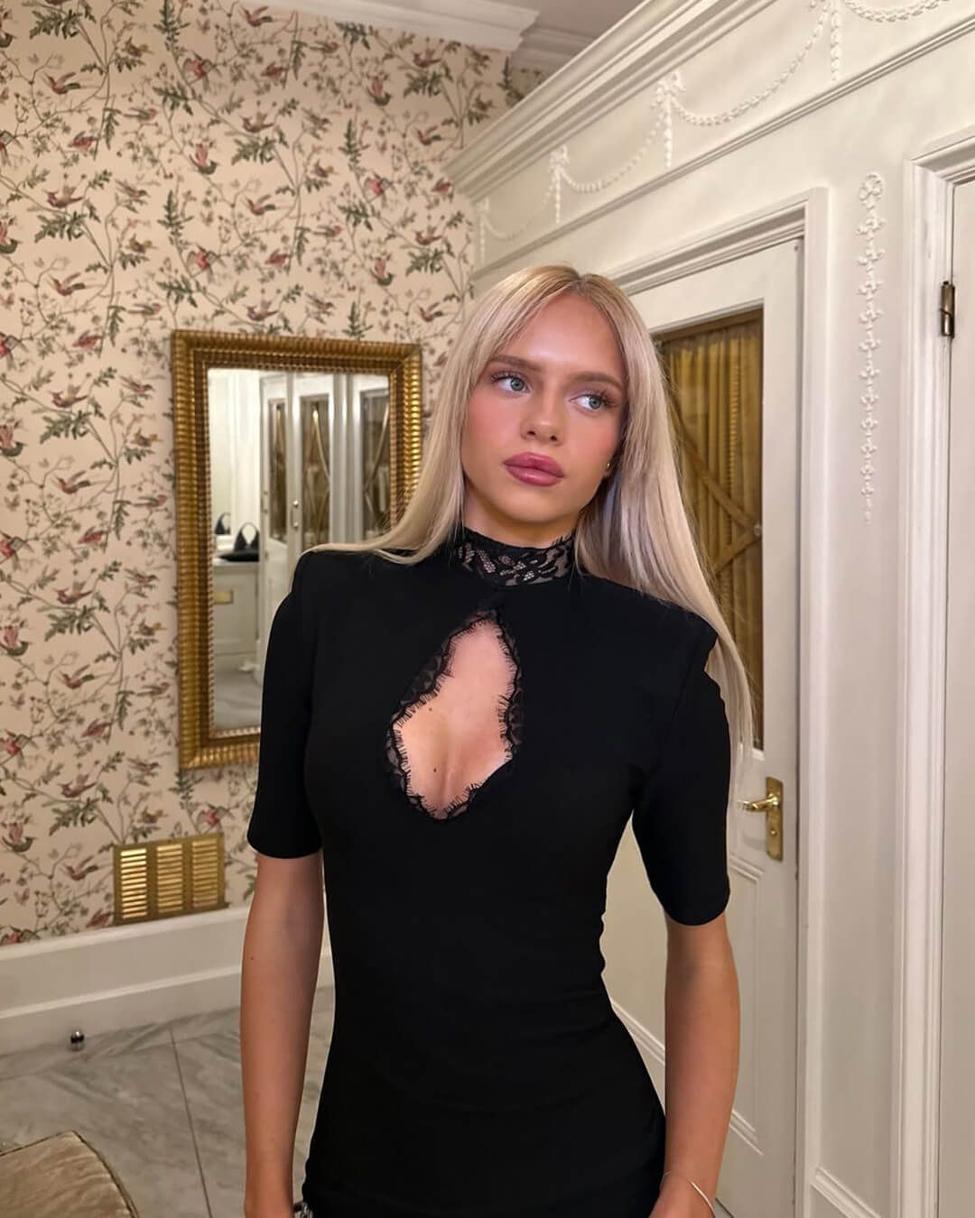 Calista – Spitzen-Minikleid mit hohem Kragen