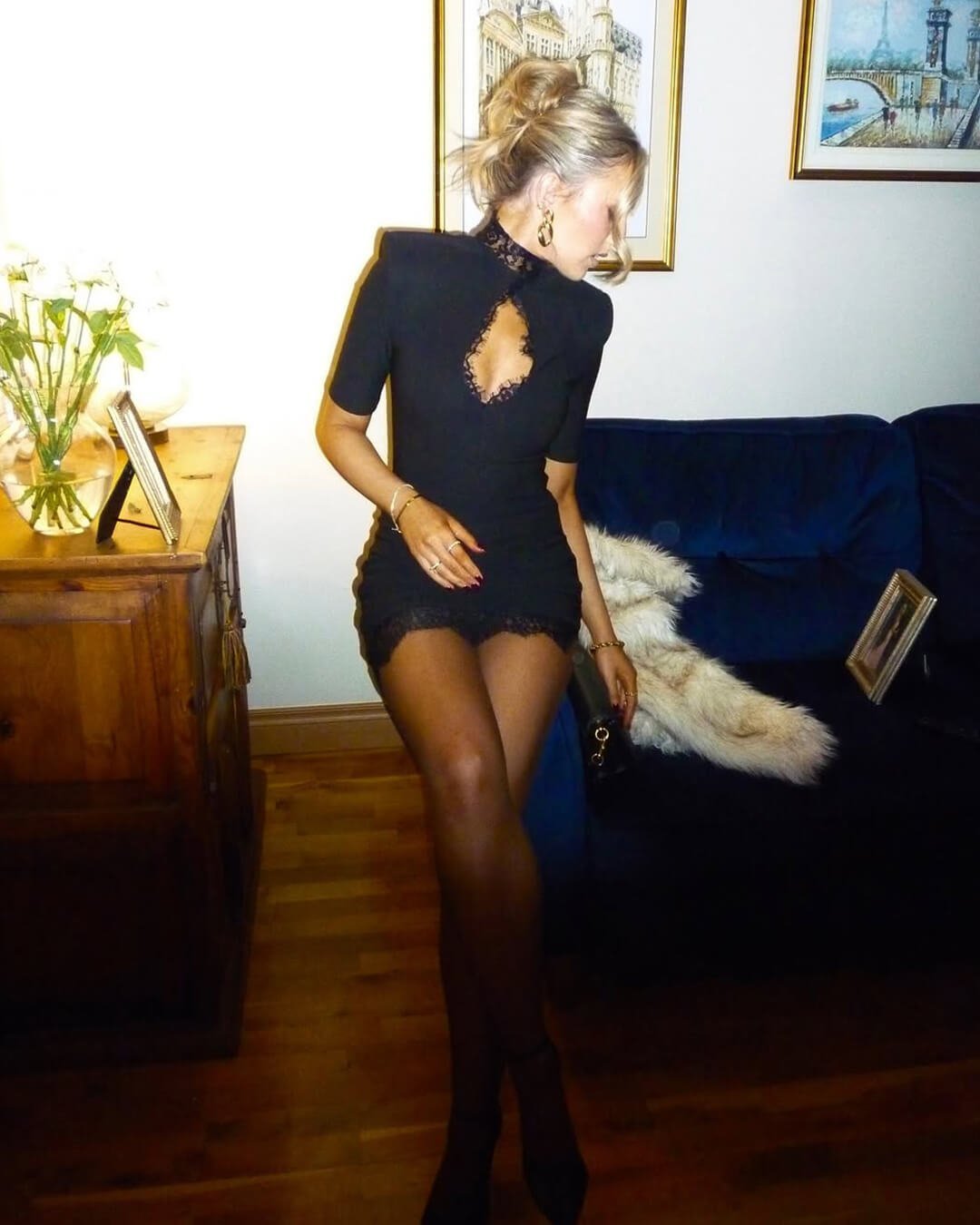 Calista – Spitzen-Minikleid mit hohem Kragen