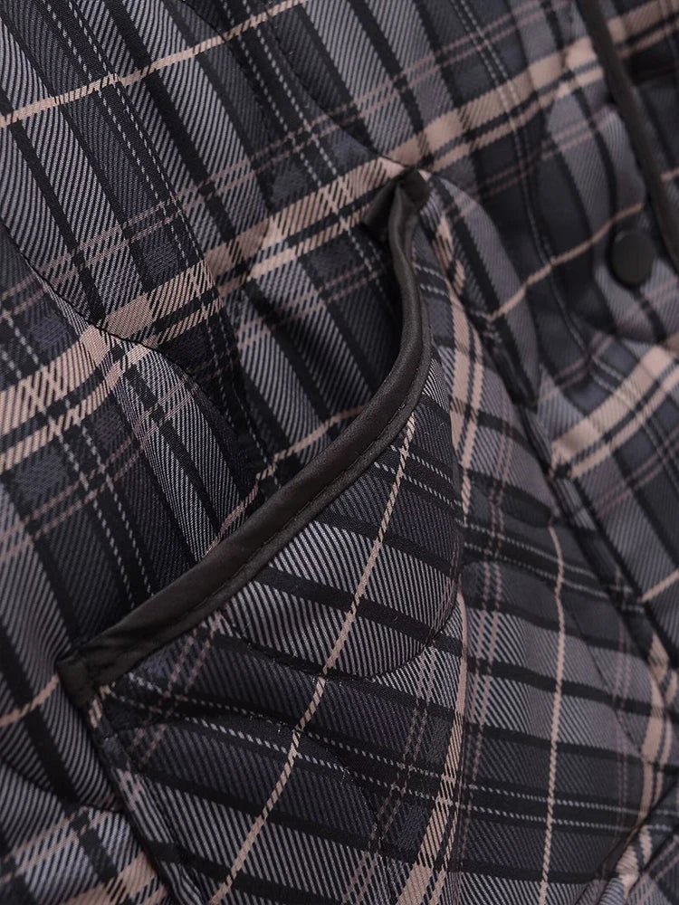 Lässige karierte Steppjacke