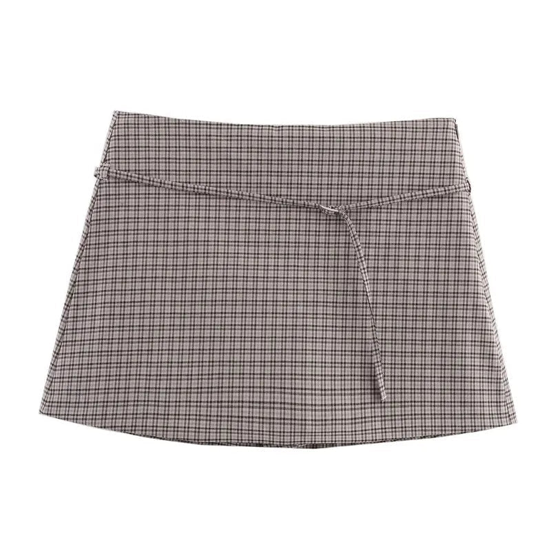Lässiger Skort mit seitlichem Reißverschluss und Gürtel